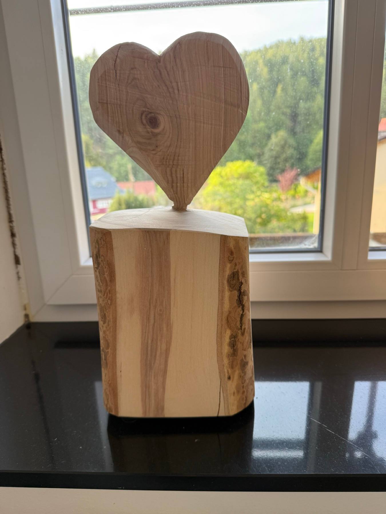 Massives Holzherz auf einem Holzsockel