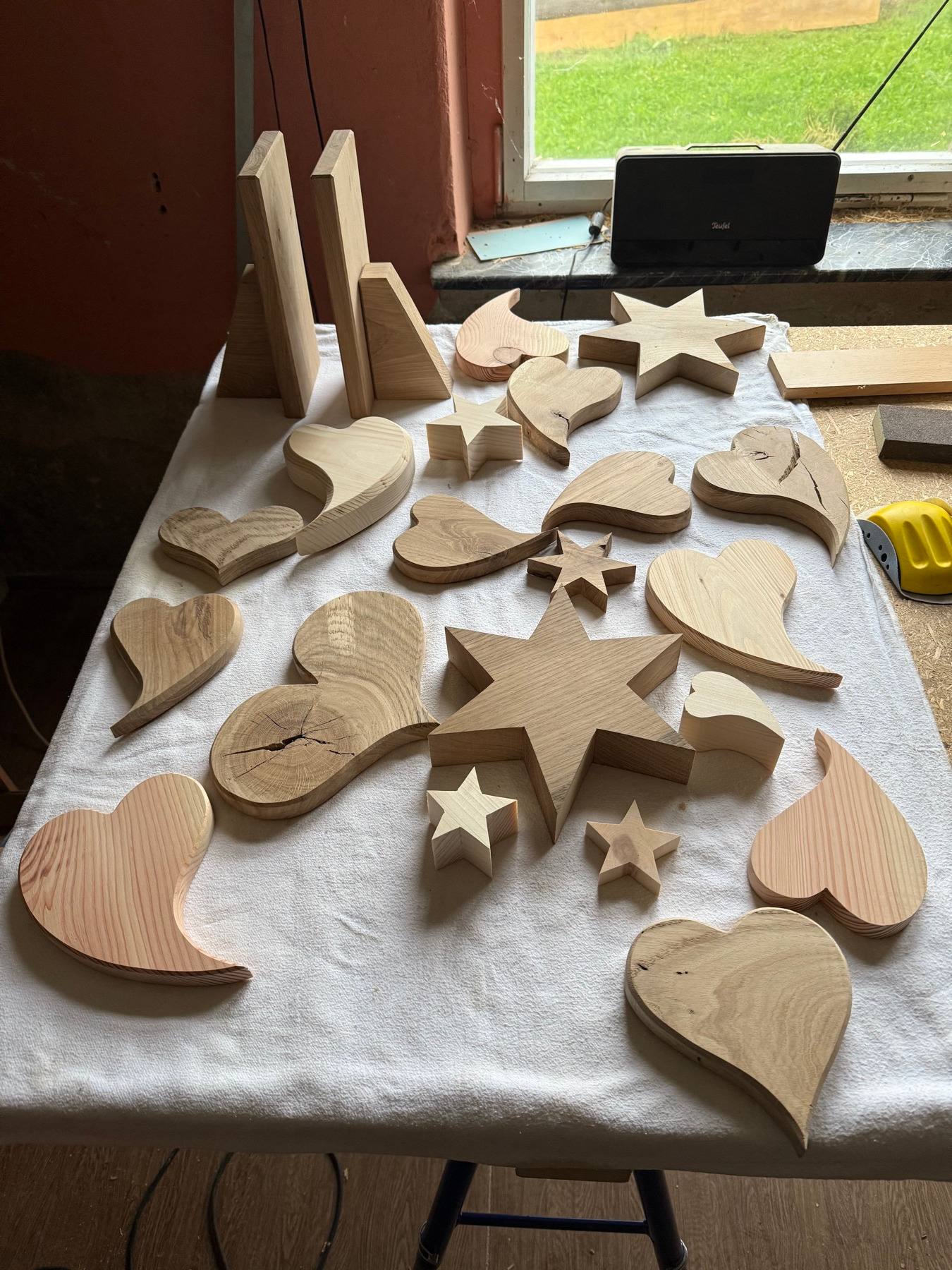 Holzformen und Dekoration aus regionalem Holz